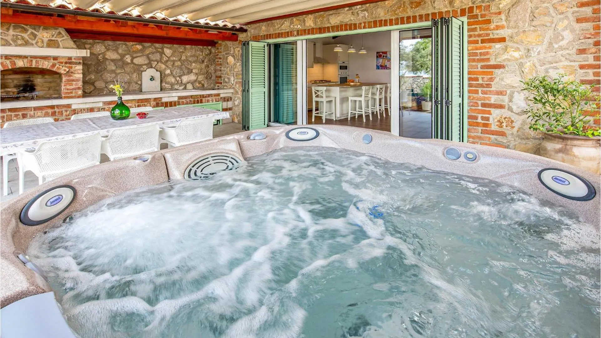 Gorgeous Home In Nerezine With Jacuzzi Hébergement de vacances