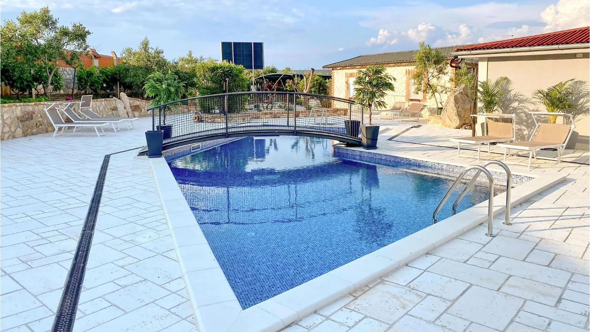 Gorgeous Home In Nerezine With Jacuzzi