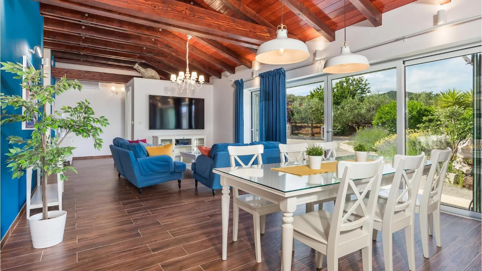 Gorgeous Home In Nerezine With Jacuzzi 0*,