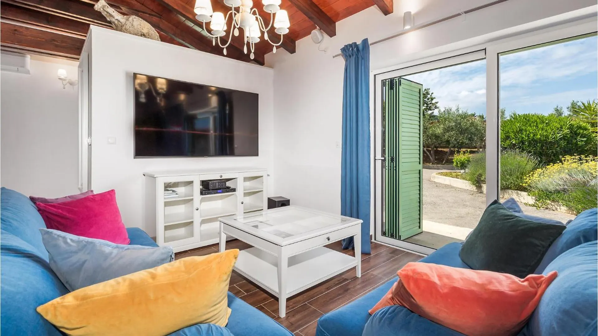 Gorgeous Home In Nerezine With Jacuzzi Hébergement de vacances