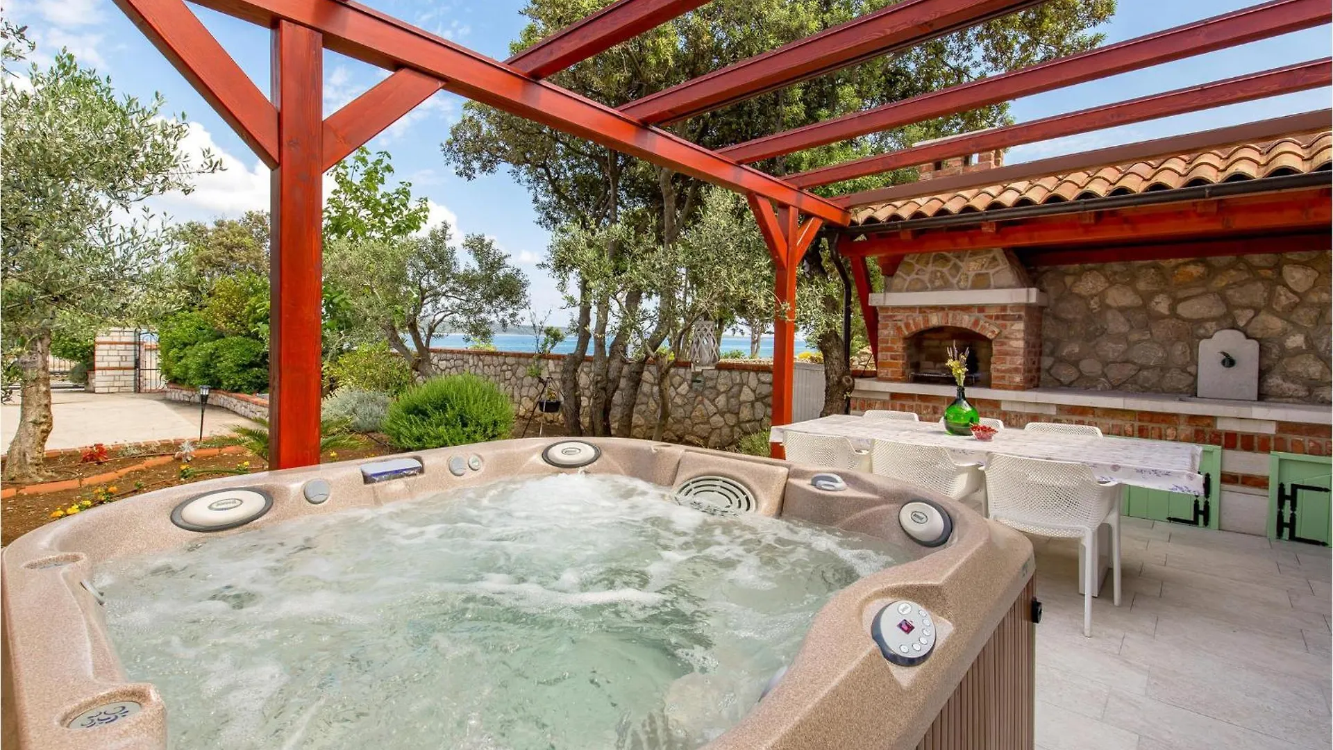 Hébergement de vacances Gorgeous Home In Nerezine With Jacuzzi