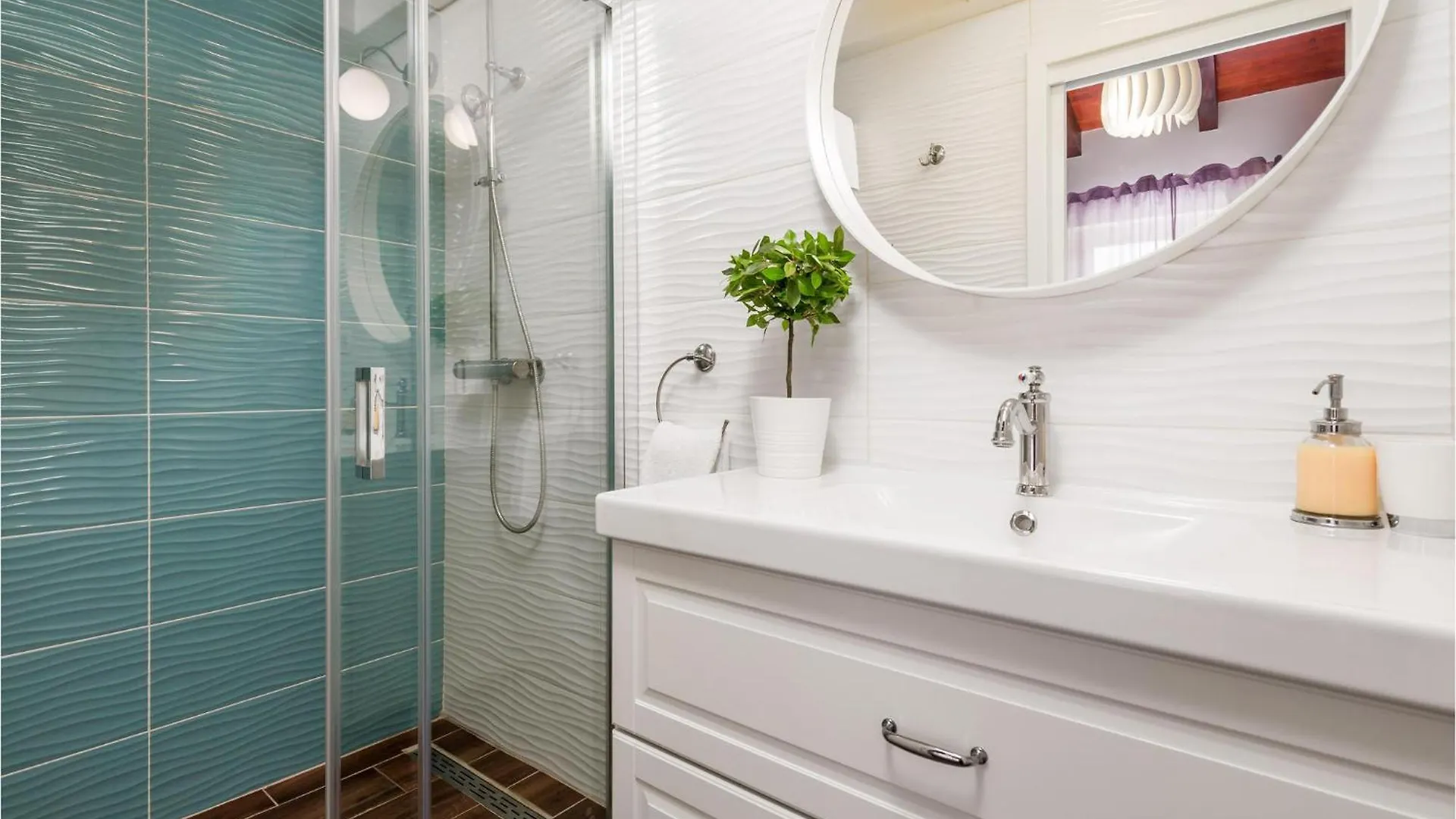 Gorgeous Home In Nerezine With Jacuzzi 0*,