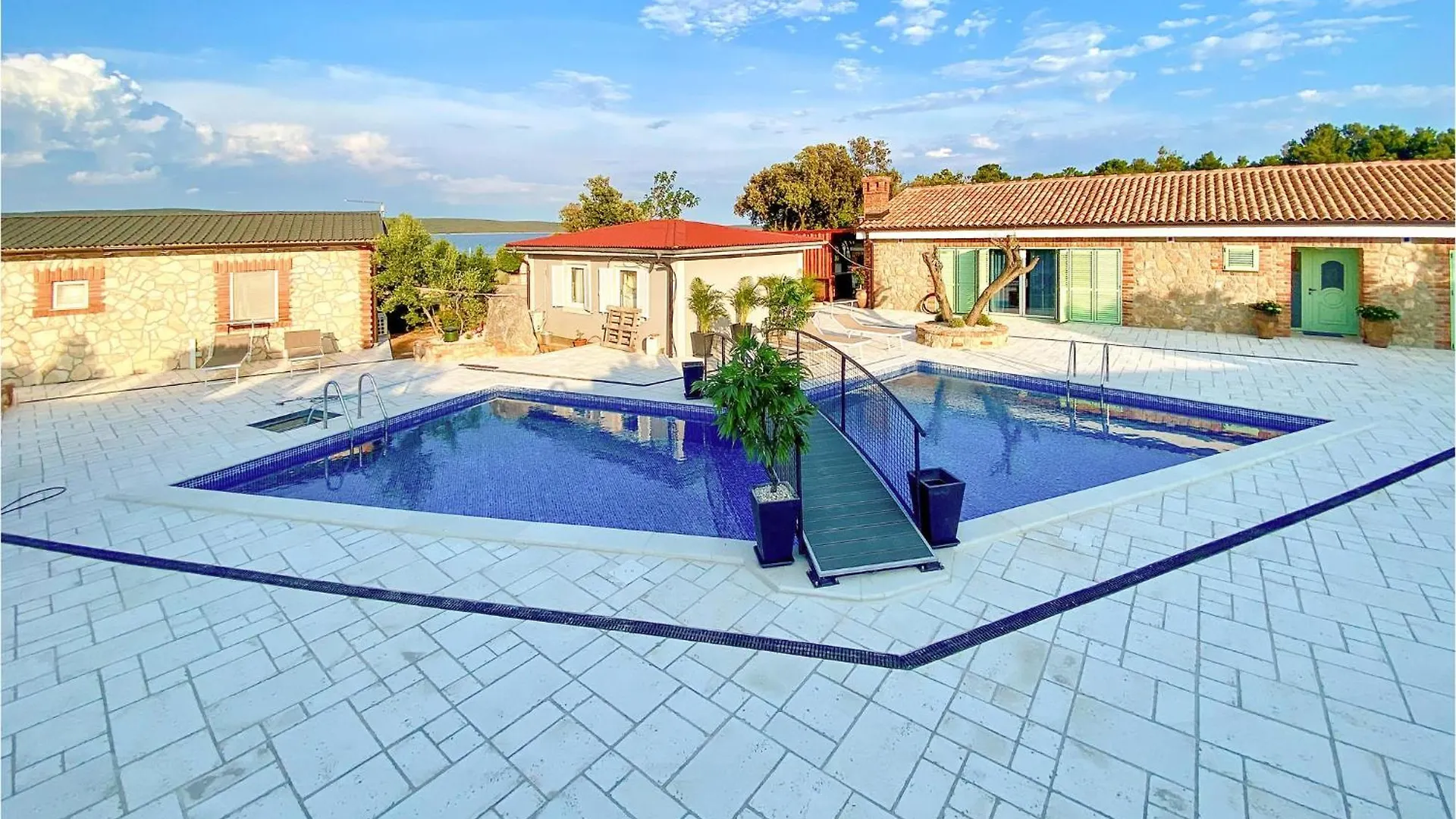 Gorgeous Home In Nerezine With Jacuzzi