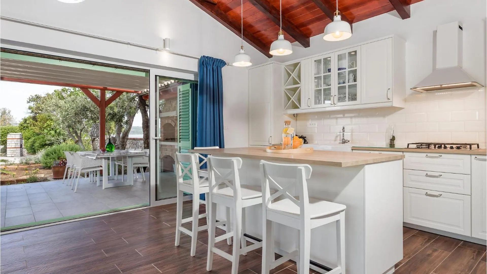 Gorgeous Home In Nerezine With Jacuzzi Hébergement de vacances