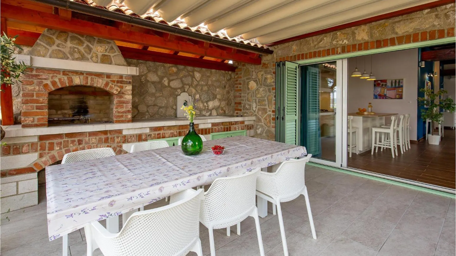 Gorgeous Home In Nerezine With Jacuzzi Hébergement de vacances