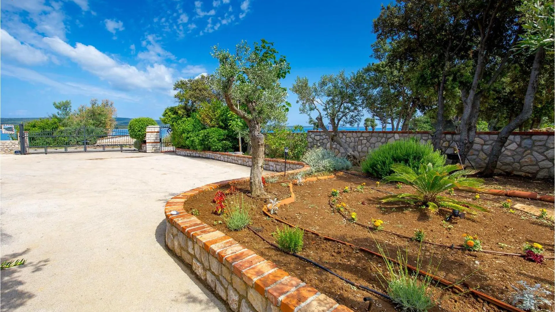 Gorgeous Home In Nerezine With Jacuzzi